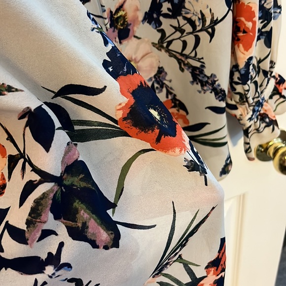 RW &CO BLOUSE SEMI SHEER AND ALWAYS HAND WASHED - Picture 5 of 6